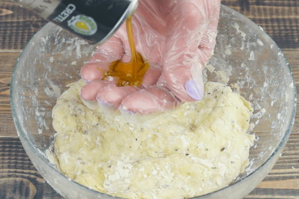 Замесить тесто, смазать оливковым маслом.