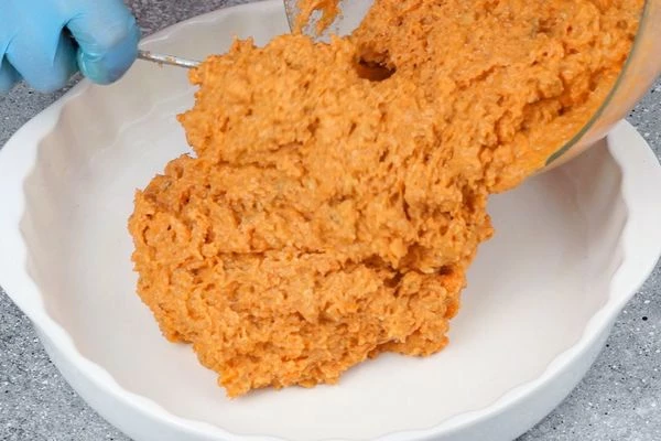 Выложить в смазанную растительным маслом форму на 2/3.
Поставить кекс в разогретую до 180С духовку на 20-30 минут (смотреть по готовности, время может меняться в зависимости от мощности оборудования). 