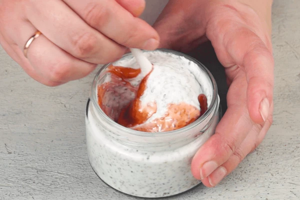 Добавить мед или сироп по вкусу, хорошо перемешать и убрать на ночь в холодильник. 