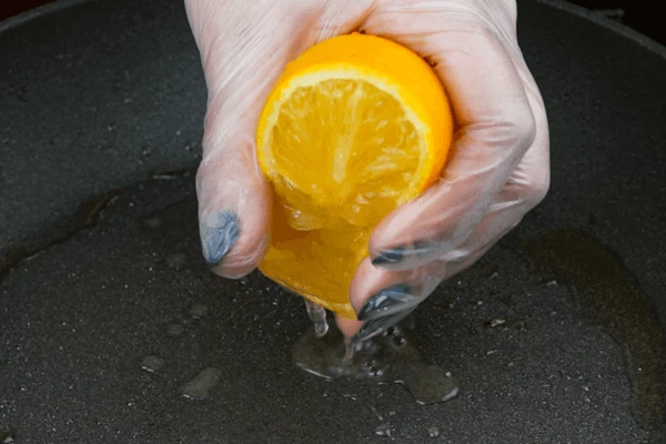  В сковороде, в которой жарили рыбу, приготовить соус: выжать сок апельсина.