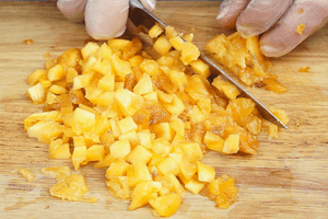 Мякоть нарезать кубиком.