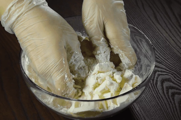  Все смешать, хорошо перетирая тесто в крошку.