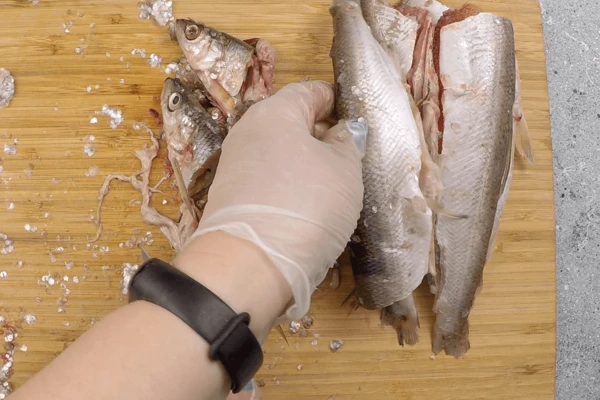 Ряпушку разморозить, удалить голову и внутренности, промыть под холодной водой, обсушить бумажным полотенцем.