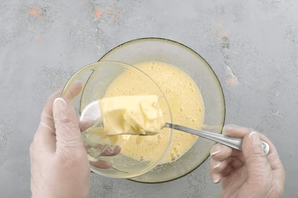 Затем добавить масло и сметану, хорошо перемешать. 