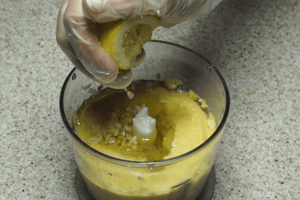 Добавить лимонный сок и специи