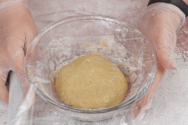  Завернуть в пищевую пленку и дать постоять минут 10, чтобы тесто отдохнуло. 