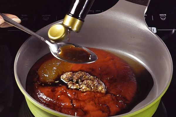 В глубоком сотейнике смешать кетчуп, мед, горчицу, яблочный уксус, соевый соус, вустерский соус, добавить соус табаско, соль, перец по вкусу. 