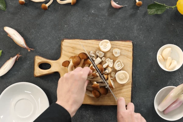 Грибы промыть, обсушить и нарезать.