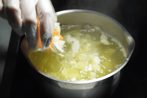 Затем добавить лук и морковь.