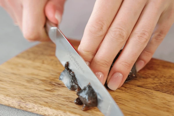 Нарезать половинки трепанга поперёк тонкими ломтиками.