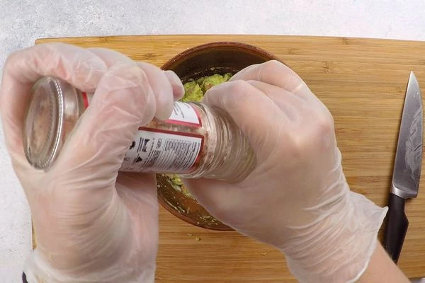 Сбрызнуть соком лайма и хорошо перемешать, посолить, поперчить по вкусу. 