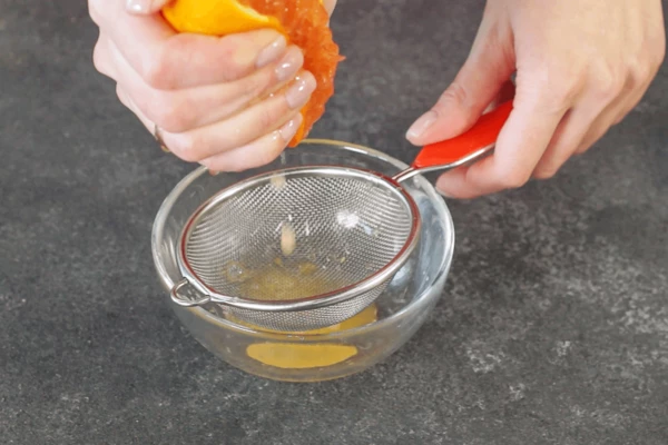 Из апельсина выдавить сок, процедить.