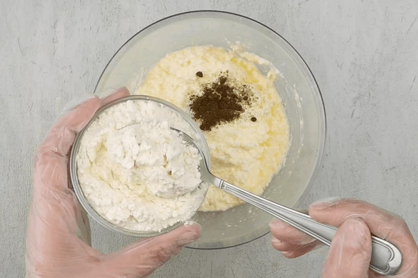  Всыпать 3ст.л муки и хорошо перемешать.