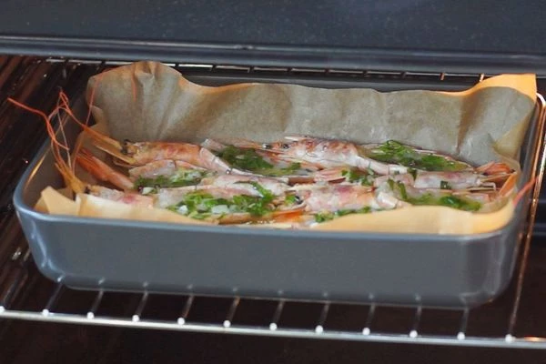 Поставить в предварительно разогретую до 180 градусов духовку на 10 - 12 минут. 
