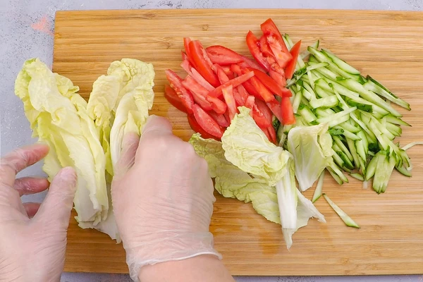 Овощи нарезать тонкой соломкой.