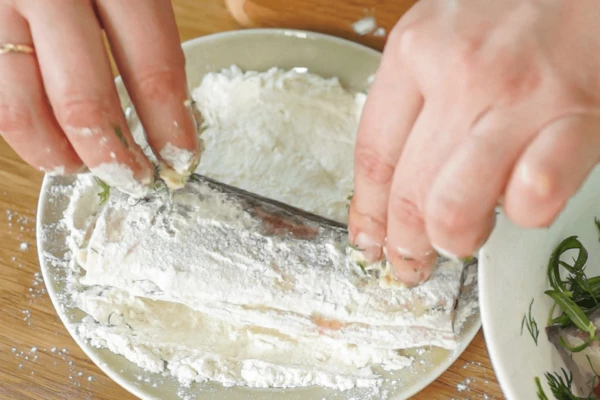 Подготовленную конгрио обвалять в муке.