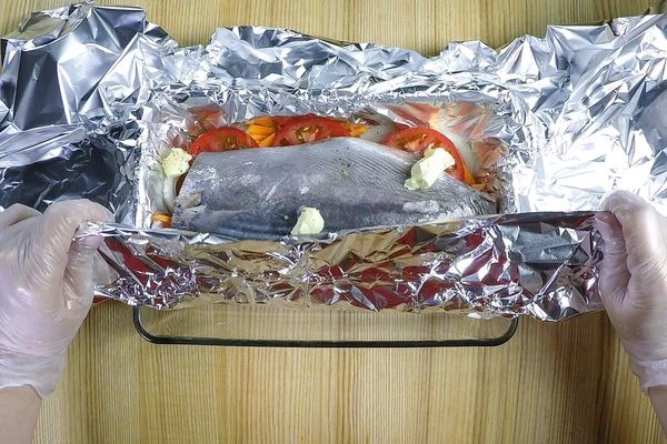 Закрыть фольгу в виде «кулечка» плотно, чтобы все соки оставались внутри при запекании.
Поставить в разогретую до 200С духовку на 30-40 минут.