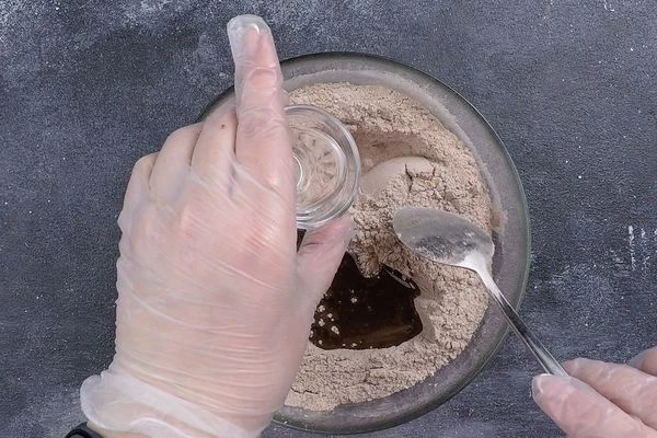 Сделать два углубления. В одно влить растительное масло, в другое уксус.