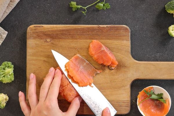 Форель нарезать на слайсы.
