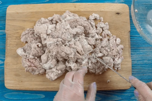 Выловить шумовкой, дать немного остыть. Порубить готовые мозги ножом, переложить в глубокую чашку