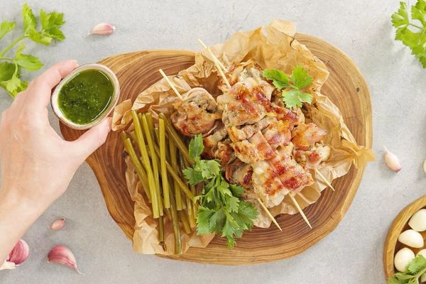 На тарелку для подачи выложить черемшу, рядом шашлык. Оформить зеленью сельдерея. Подавать с соусом из кинзы. Приятного аппетита!
