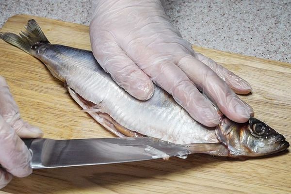 Разрезать вдоль брюшка, удалить внутренности.