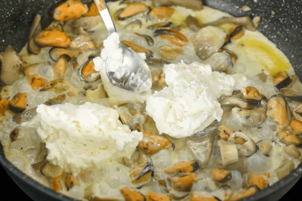 Ввести сливочный сыр.