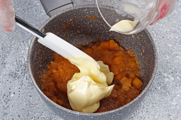 Перемешать джем из тыквы с мягким сливочным маслом (70 г).