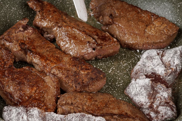 Обжарить на сильно разогретой с растительным маслом сковороде до румяной корочки с двух сторон ( по 1-2 минуте), затем убавить огонь и довести до готовности. Печень должна остаться слегка розовой внутри. 