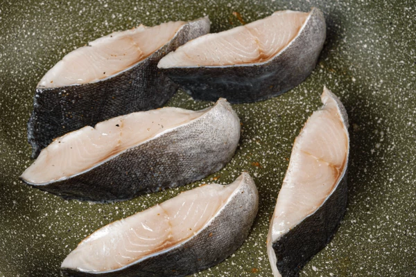 Филе рыбы обжарить на хорошо разогретой сковороде, минут 5-7.