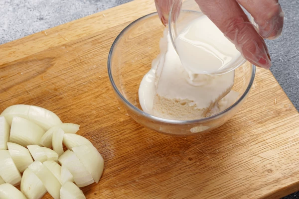 Мякиш хлеба замочить в молоке на 5-7 минут.