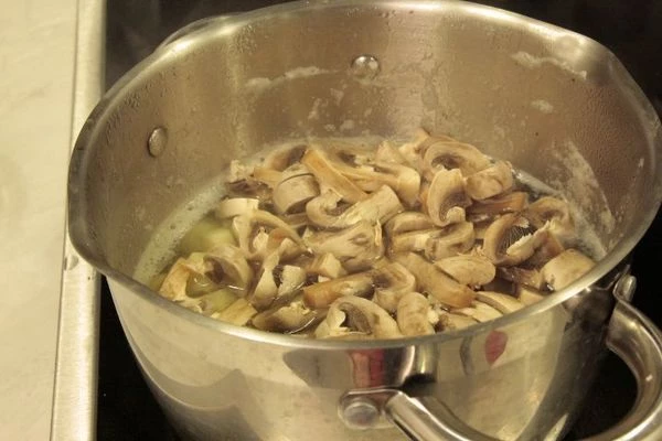 Измельчить блендером до однородной консистенции. Довести до кипения и снять с огня.