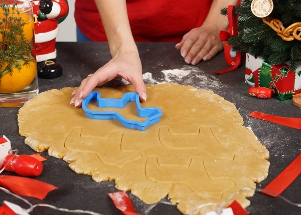 Раскатать толщиной 5-6 мм, вырезать фигурки.