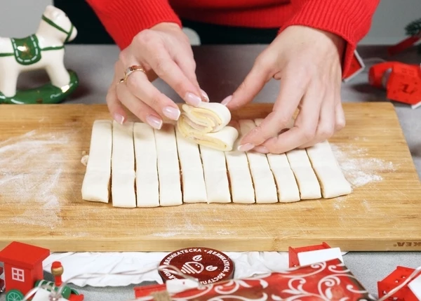 Сложить в форме елочки и нанизать на шпажку. 