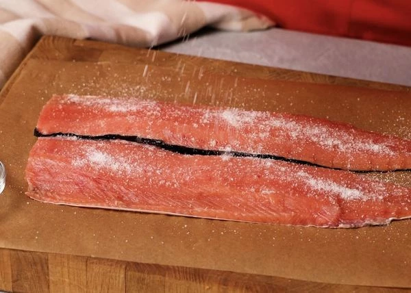 Филе горбуши посыпать солью и перцем.