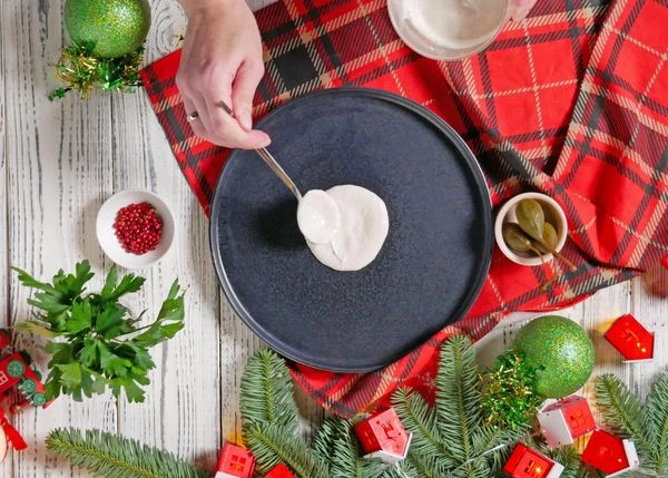 На тарелку для подачи выложить соус.