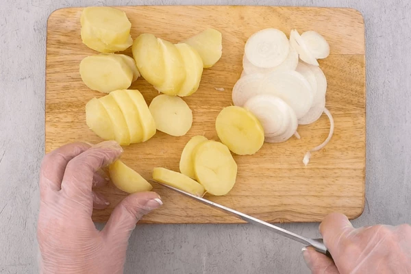 Лук репчатый очистить, нарезать тонкими кольцами, картофель отварить и нарезать кружочками толщиной ~1,5см