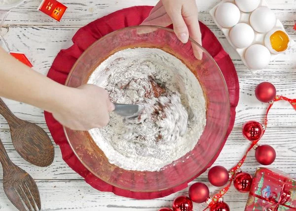 Всыпать просеянную муку, вымесить тесто.