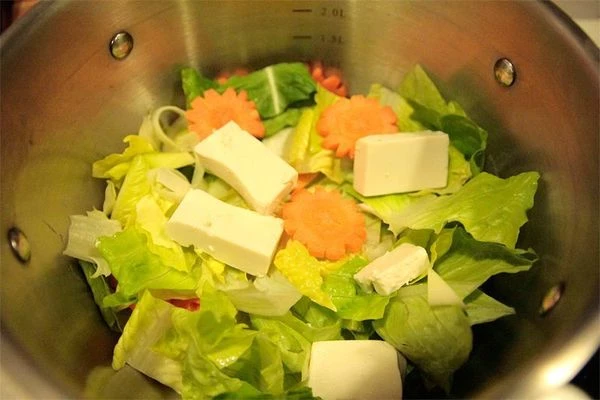 Капусту нарежьте крупными прямоугольниками, лук порей - кольцами, зеленый лук - наискосок тонкой соломкой.