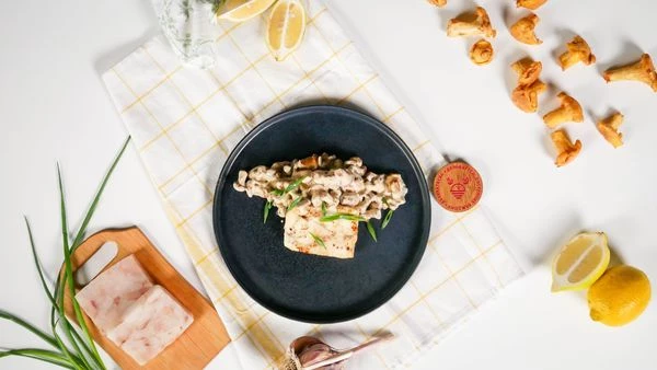 На тарелку для подачи выложить треску и соус с лисичками. Оформить зеленым луком. Приятного аппетита! 

