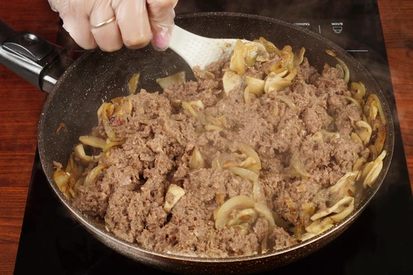 Добавить фарш из оленины, прогреть 2-3 минуты.