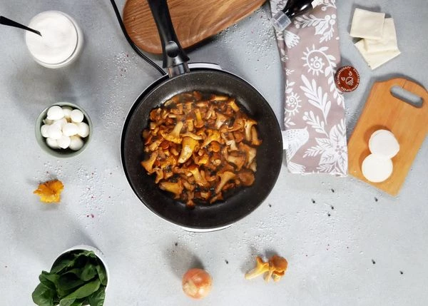 Тем временем промыть лисички, дать стечь воде. В сковороду налить оставшееся масло, обжарить лисички. В конце посолить. 