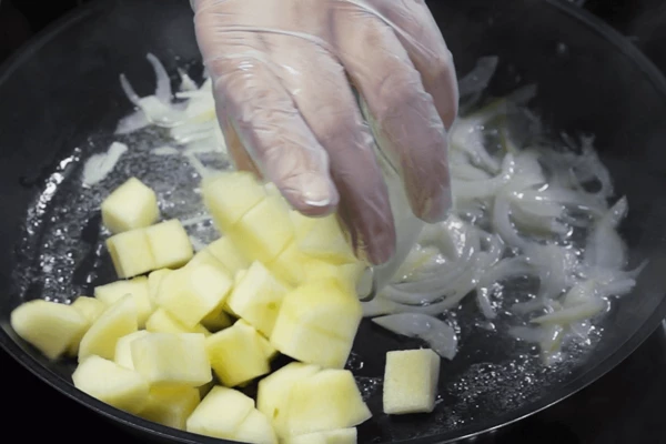 Затем добавить кубики груши, обжаривать 3-4 минуты. 