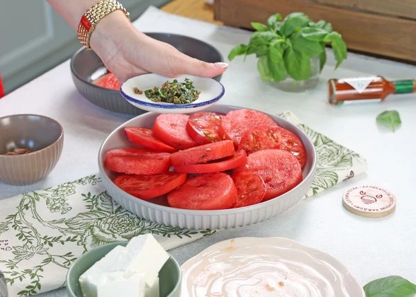 Ломтики арбуза и томатов поочередно выложить в тарелку для подачи. 