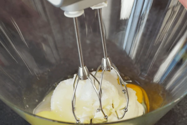 Смешать сыр, соль, сахар - 90 гр., яйца и ваниль, взбить миксером.
