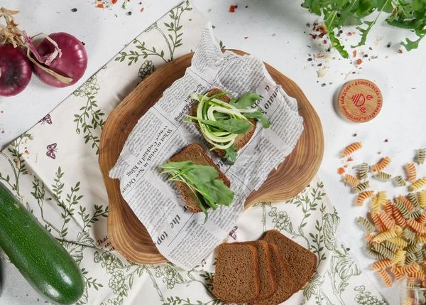 Сверху выложить рукколу, полоски цукини. 