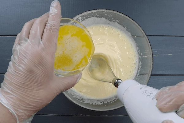 Влить растопленное сливочное масло