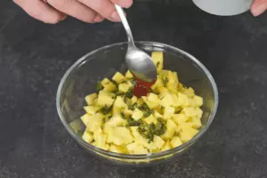 Мяту и тархун вымыть, обсушить, мелко нарезать. В тарелку переложить манго, добавить мяту и тархун, соль и кимчи, перемешать.