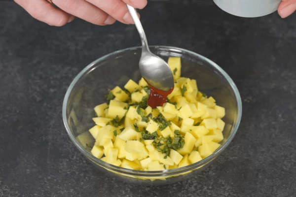 Мяту и тархун вымыть, обсушить, мелко нарезать. В тарелку переложить манго, добавить мяту и тархун, соль и кимчи, перемешать.