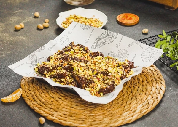 Посыпать очищенными рублеными фисташками. Убрать в холодильник на 2-3 часа. Приятного аппетита! 
